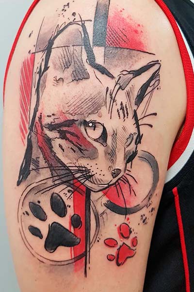 Tatuaje gato negro y rojo precio ejemplo inspiración Barcelona Estudio Tatuaje Tatuador
